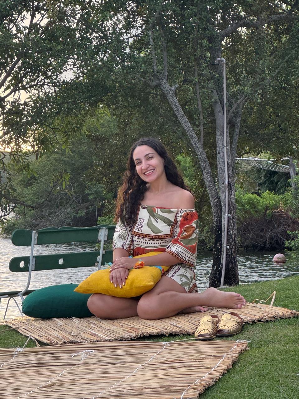 Larissa sorrindo beira do rio